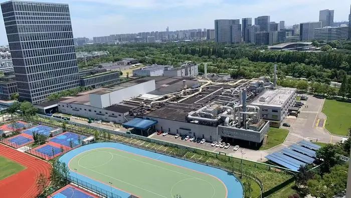 杭州顶正包材有限公司与涉事学校相邻。 受访者供图
